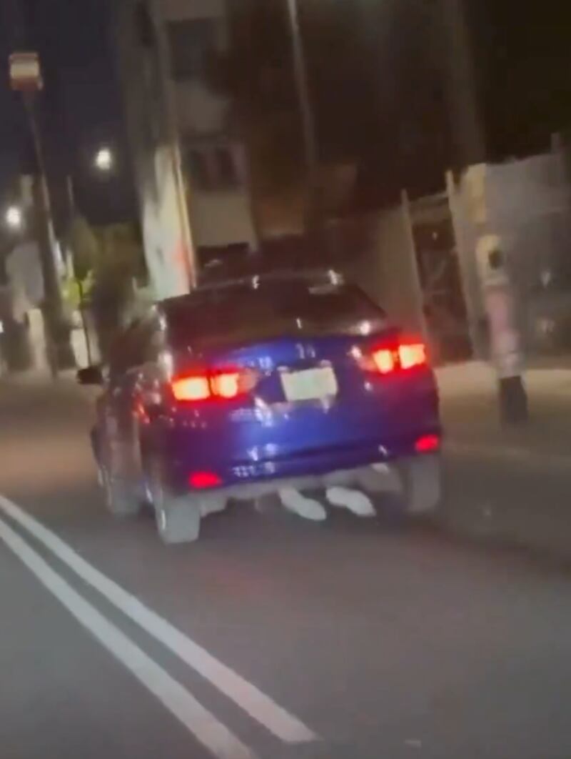 automóvil arrastra a un motociclista en Iztapalapa