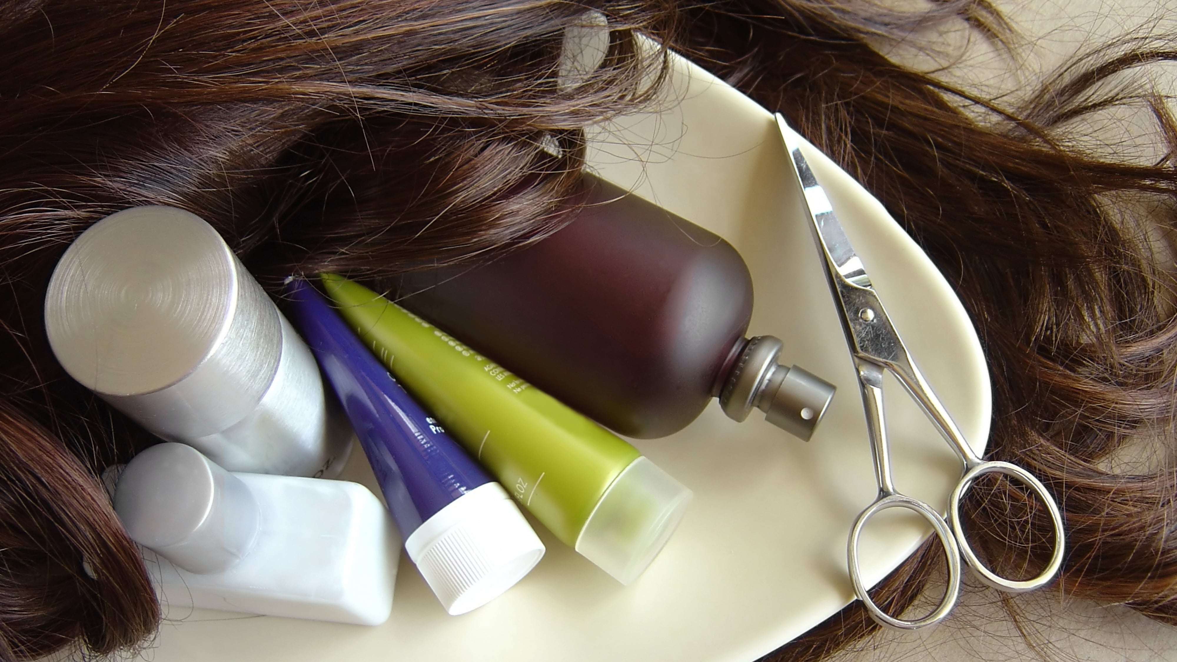 Las actuales condiciones climáticas, aunadas a la exposición de químicos en piscinas y bañeras, pueden ocasionar un deterioro del cuero cabelludo. Conoce cómo evitarlo