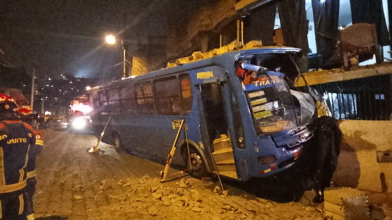 “Se lo llevó con todo y casa”: padre de joven que murió tras choque de bus en Quito rompe el silencio