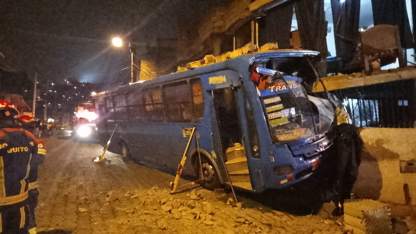 “Se lo llevó con todo y casa”: padre de joven que murió tras choque de bus en Quito rompe el silencio
