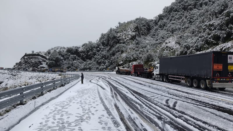 Quito: nieve en Papallacta obliga a circular con precaución en la vía. Imagen. Imagen: Bomberos Quito