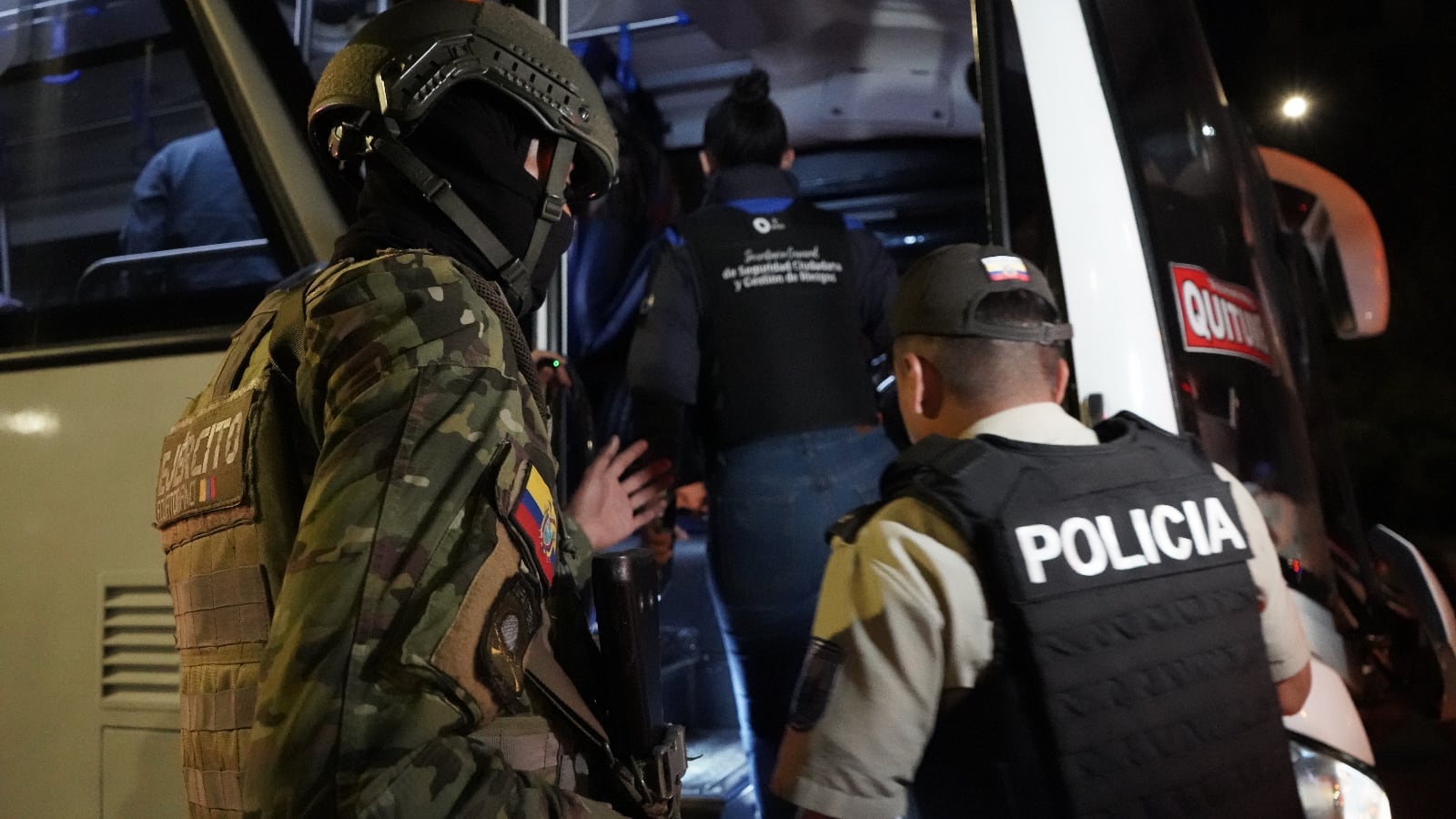 Sujeto con fotos de armas, dinero y videos de encapuchados en su celular fue detenido en la Av. Simón Bolívar, en Quito. Foto: Secretaría de Seguridad