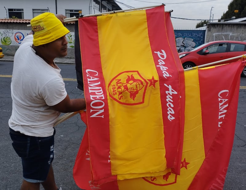Hinchas de Aucas ya hacen largas filas para adquirir un boleto.