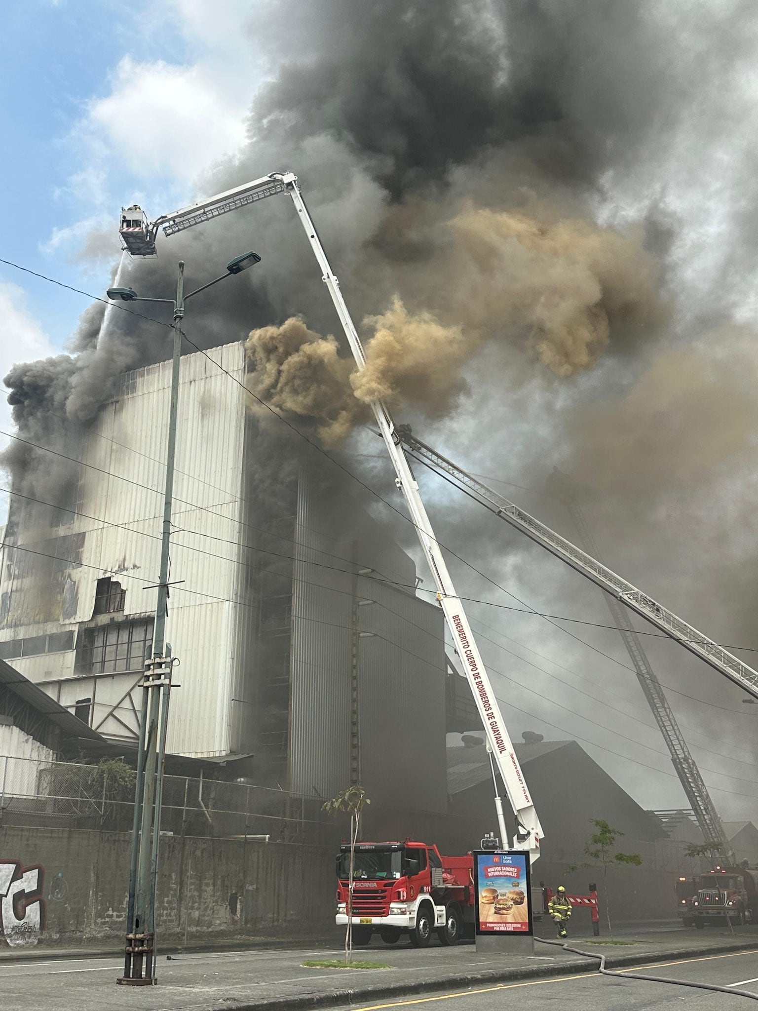 Cortes de luz afectan a varios sectores de Guayaquil tras incendio estructural
