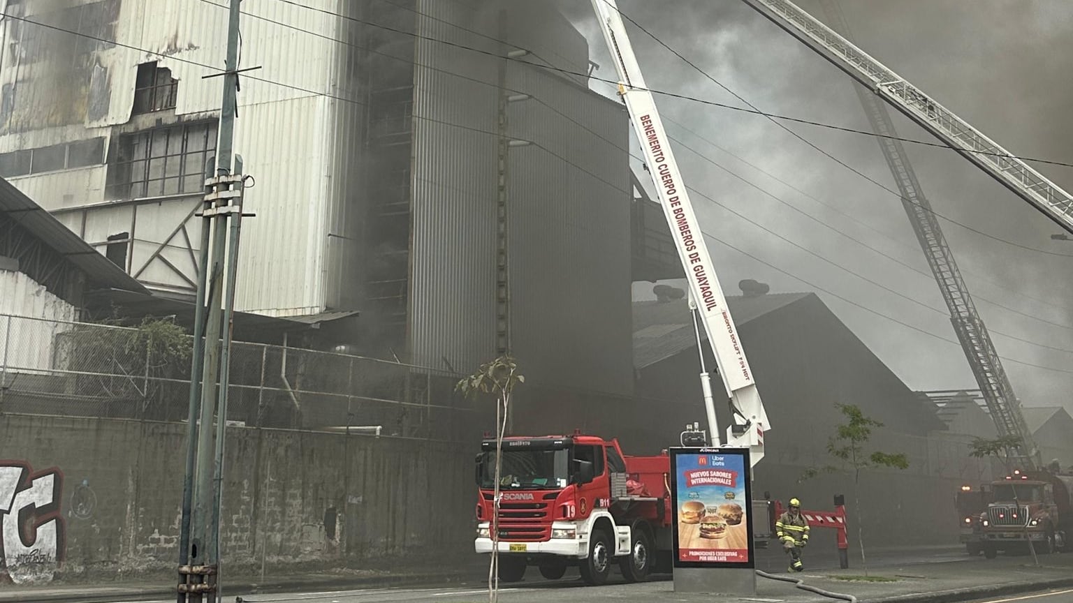 Zonas como Alborada, Sauces y La Garzota reportan interrupciones eléctricas, mientras usuarios expresan su malestar en redes sociales.