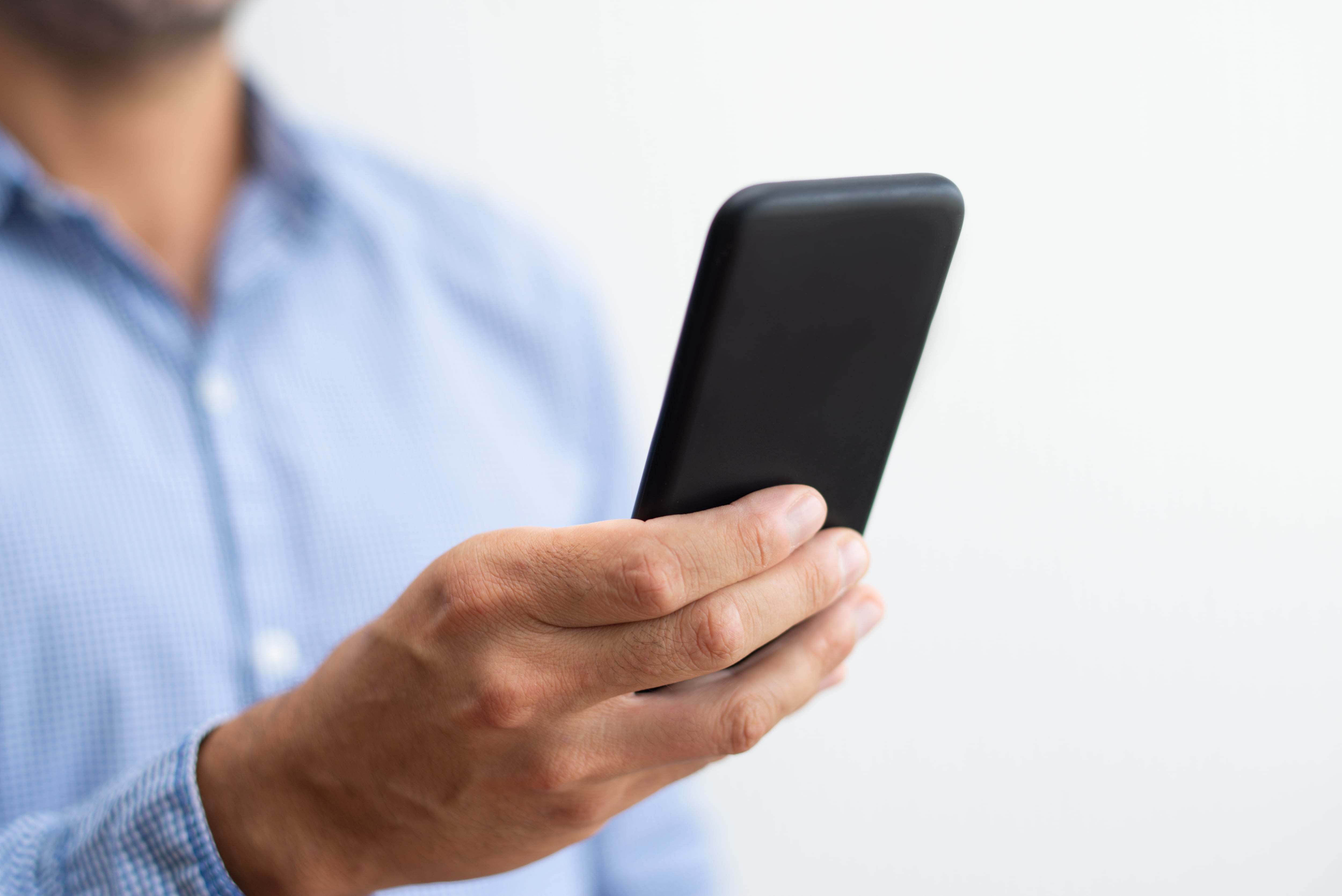 Para lograr que tu teléfono celular consuma menos batería, es importante identificar los factores que afectan su duración y realizar ajustes que optimicen su rendimiento. Foto: Magnific.