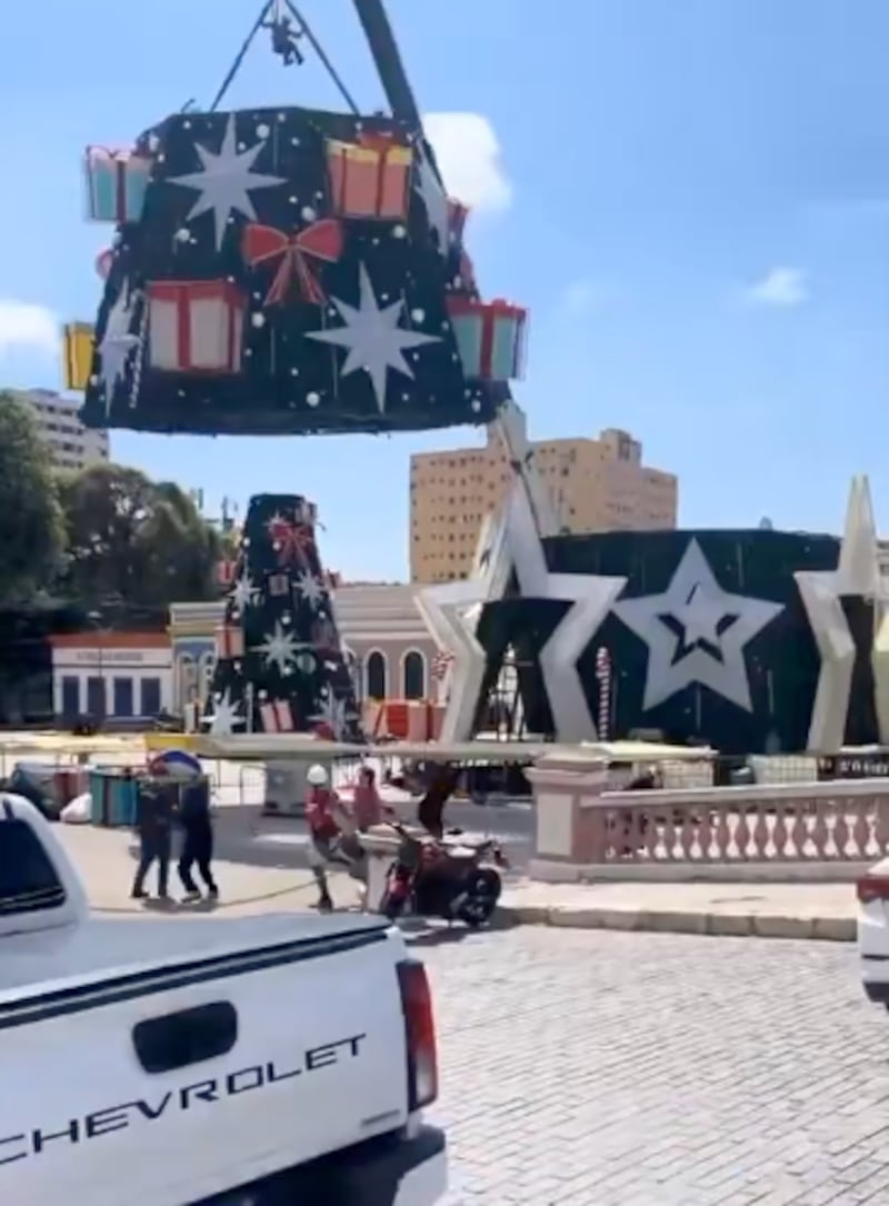 Momento del desplome de la grúa durante el montaje del árbol navideño en São Sebastião, Brasil.