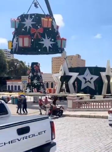 Momento del desplome de la grúa durante el montaje del árbol navideño en São Sebastião, Brasil.