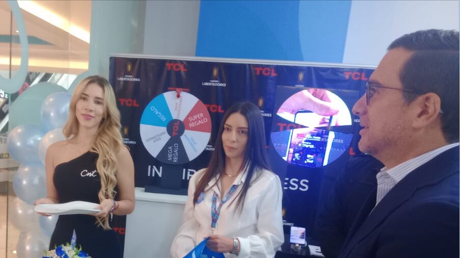 El gerente general de CNT, Roberto Curri, inaugura oficialmente el nuevo centro de atención al cliente en El Portal Shopping, al norte de Quito.