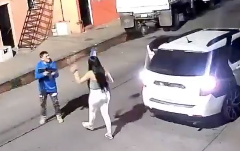 ¿Quién era Carla, la joven asesinada con un fusil en México?
