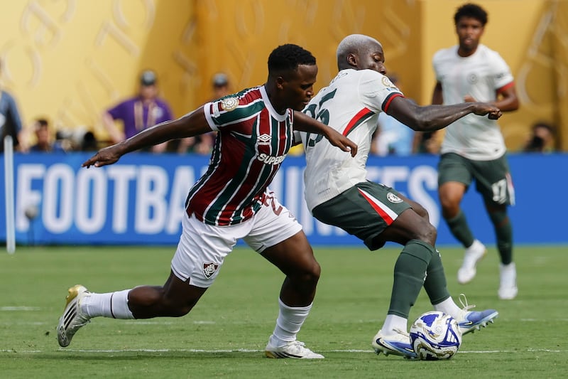 EAST RUTHERFORD (United States), 08/07/2025.- Jhon Arias of Fluminense (L) and Moises Caicedo of Chelsea (R) in action during the FIFA Club World Cup 2025 semi-final soccer match between Fluminense FC and Chelsea FC in East Rutherford, New Jersey, USA, 08 July 2025. (Mundial de Fútbol) EFE/EPA/CJ GUNTHER