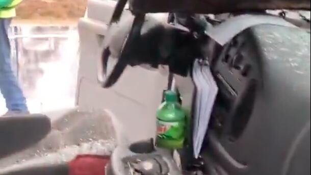 ¡Al estilo Destino Final! Tronco atraviesa parabrisas de camioneta y el conductor sale ileso