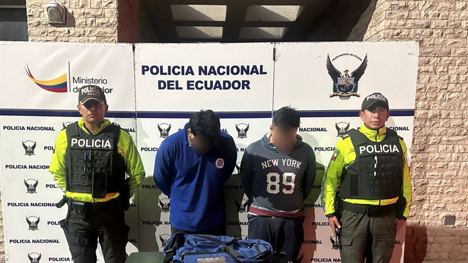 Lo que la Policía halló en la maleta que un sujeto intentó ocultar en un local comercial durante un operativo en Quito