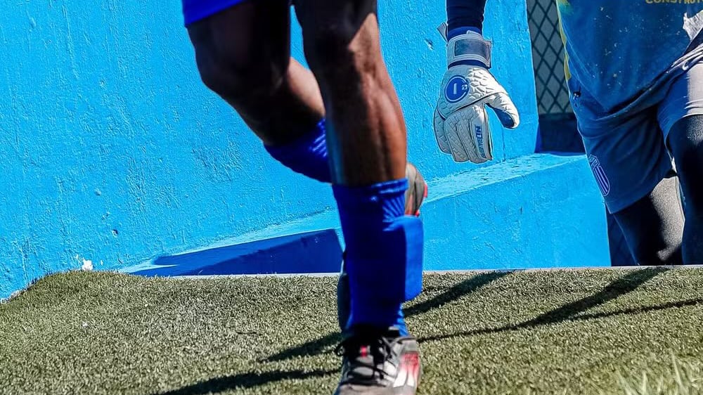 El delantero Yuri de Carvalho disputó la final carioca con una tobillera electrónica, una imagen que encendió el debate sobre reinserción y reglas del fútbol.