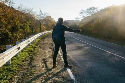 Hombre pide ‘aventón’ y termina siendo violado por dos mujeres