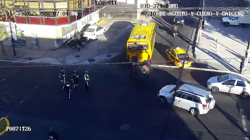 Choque en la 10 de Agosto y Cuero y Caicedo