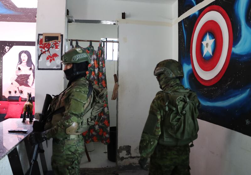 La discoteca que era parte de la diversión de ciertos cabecillas al interior de la cárcel de Cotopaxi, en la sección de mediana seguridad. Allí se puede observar a los lejos, varios elementos de las Fuerzas Armadas resguardando los techos de la cárcel. En la entrada, había agentes penitenciarios que se encargan del control de la misma. Metro Ecuador tuvo acceso a esta zona, donde gozaban de ciertos privilegios las personas privadas de la libertad.