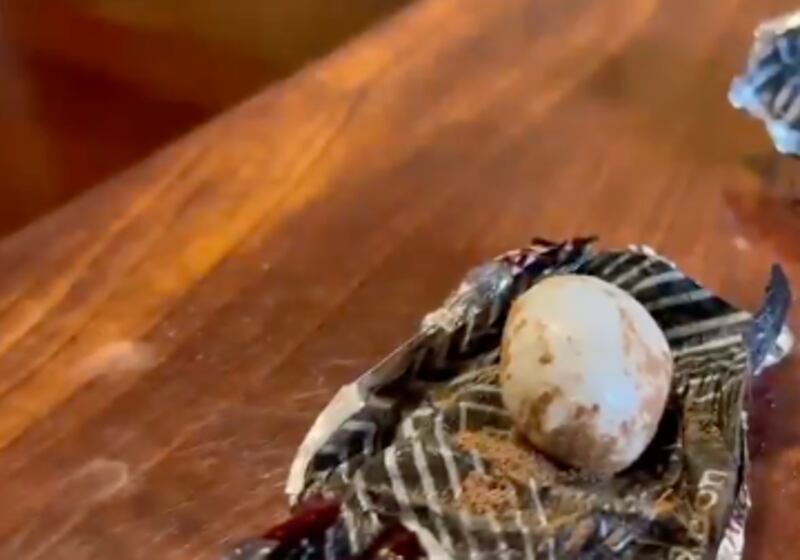 Cocaína oculta en envolturas tipo caramelos fue detectada en encomiendas durante controles en agencias de envío en Cuenca.