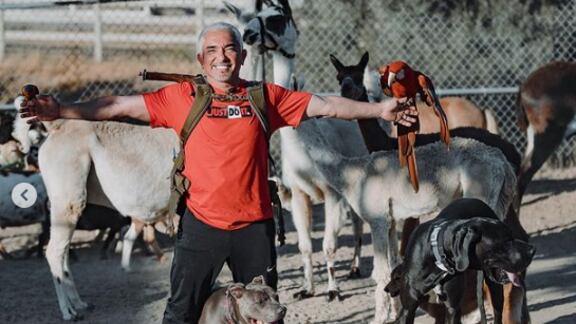 César Millán, el encantador de perros ahora está en YouTube. Foto: césarsway