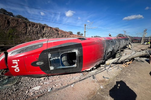 España llora tras accidente de tren: al menos 39 muertos y pasajeros atrapados