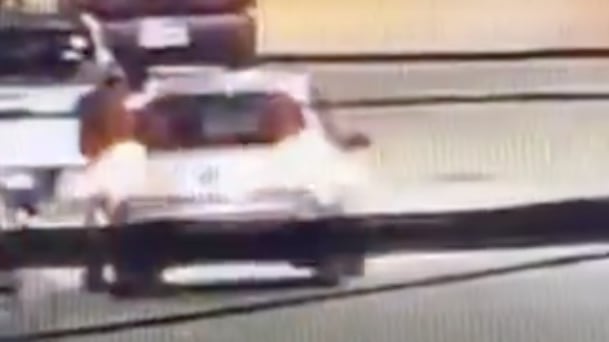 Hombre discutió con su expareja y la arrastró cuatro cuadras con su vehículo encendido