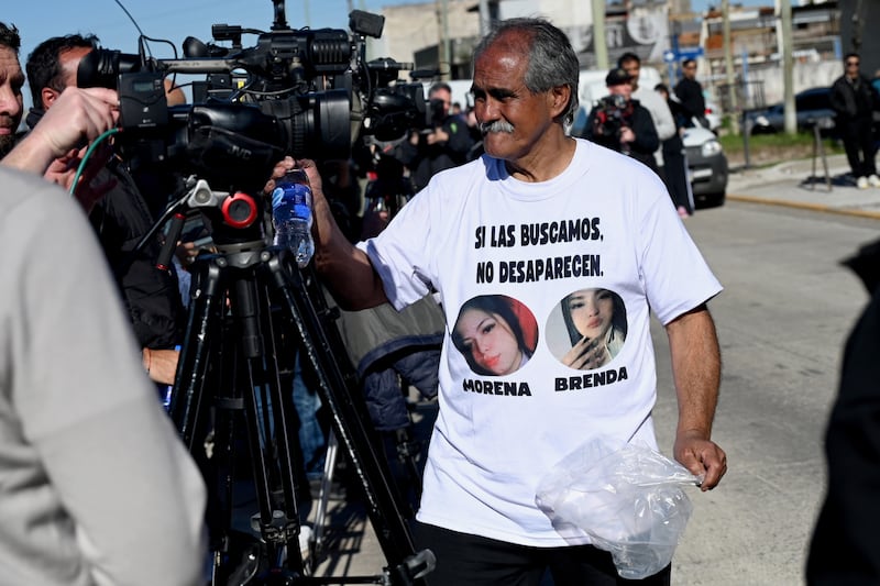 Velatorio de las jóvenes asesinadas Brenda del Castillo y Morena Verdi este jueves, en el barrio San Justo, en Buenos Aires (Argentina). El triple feminicidio perpetuado el pasado viernes en la provincia de Buenos Aires, fue transmitido en vivo en un grupo cerrado de redes sociales como un mensaje de advertencia para miembros de una organización transnacional del narcotráfico, según confirmó a última hora del miércoles el ministro de Seguridad del distrito, Javier Alonso. EFE/ STR