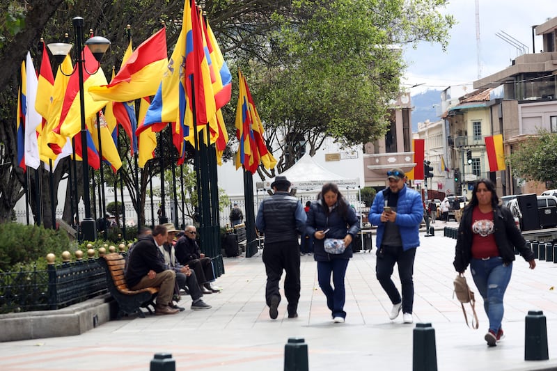 Nuevas baldosas y mejoran iluminación en el Parque Calderón, garantizando seguridad y acceso continuo.