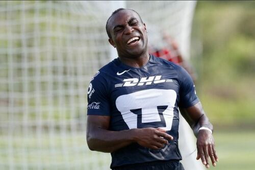 FOTO: ¿Joffre Guerrón posa con jersey “pirata” de Pumas?