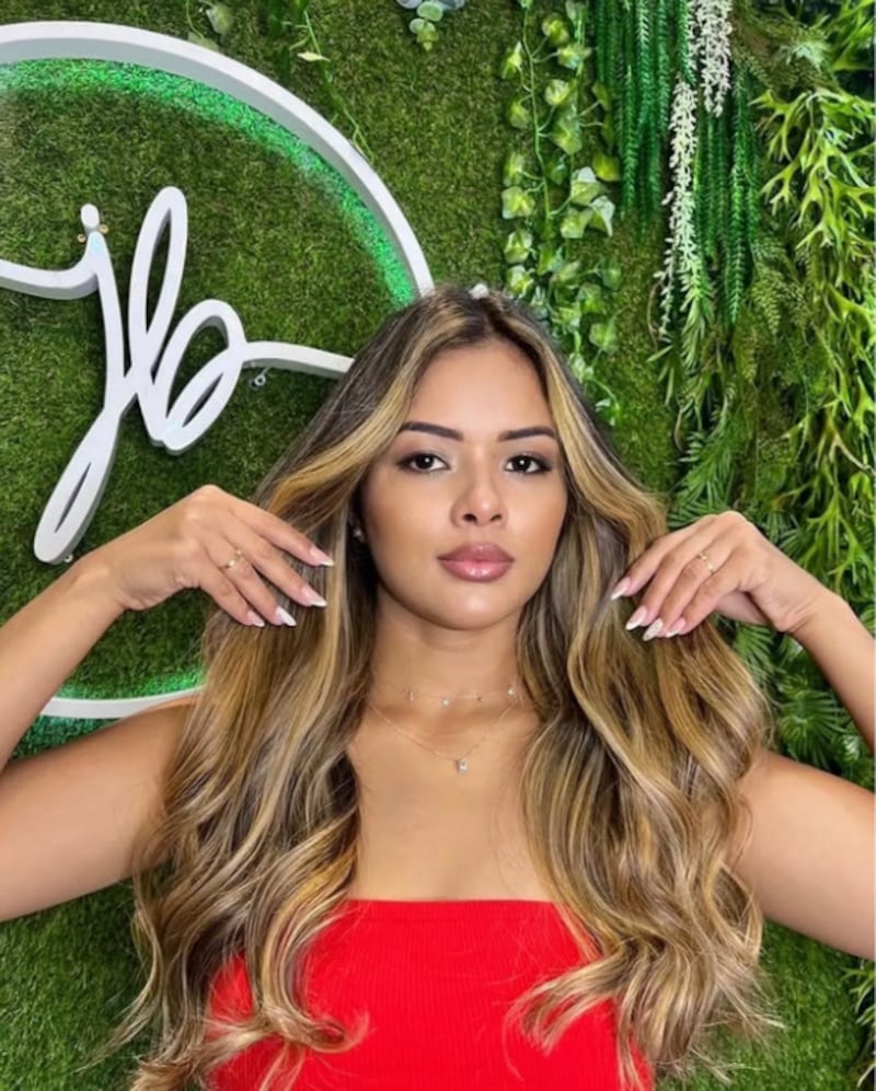 Influencer muere tras ser arrojada desde un balcón del décimo piso por su esposo