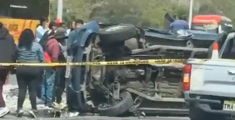 Auto del siniestro de tránsito en el Paso Lateral de Ambato