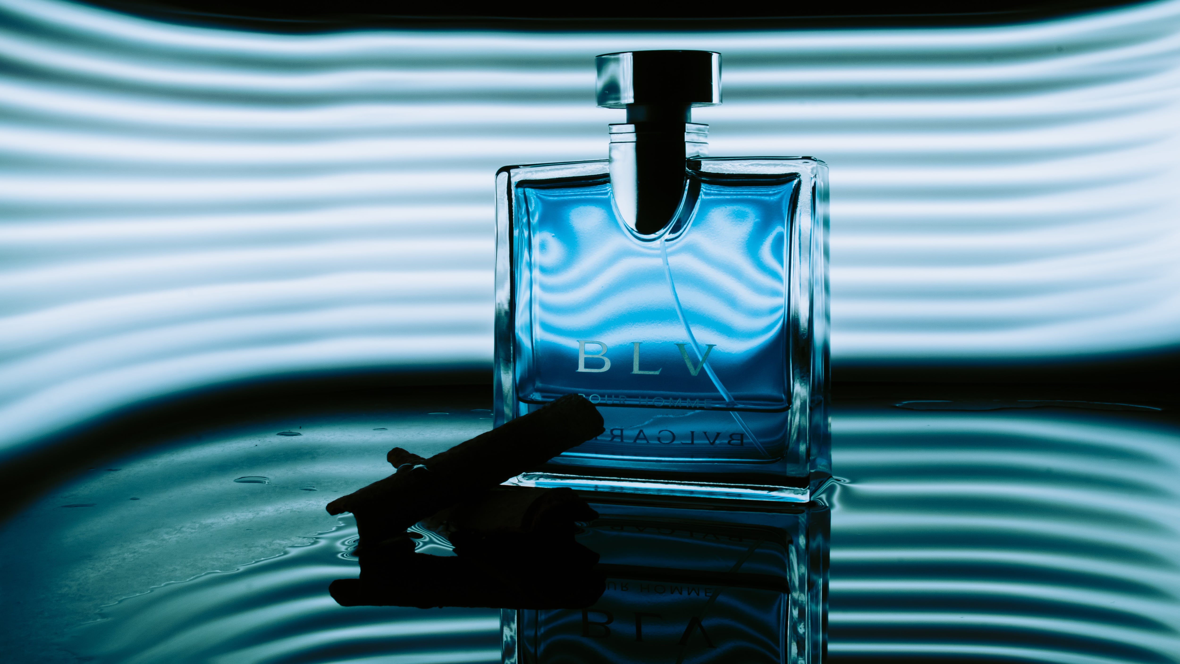 Frasco de perfume Bvlgari azul