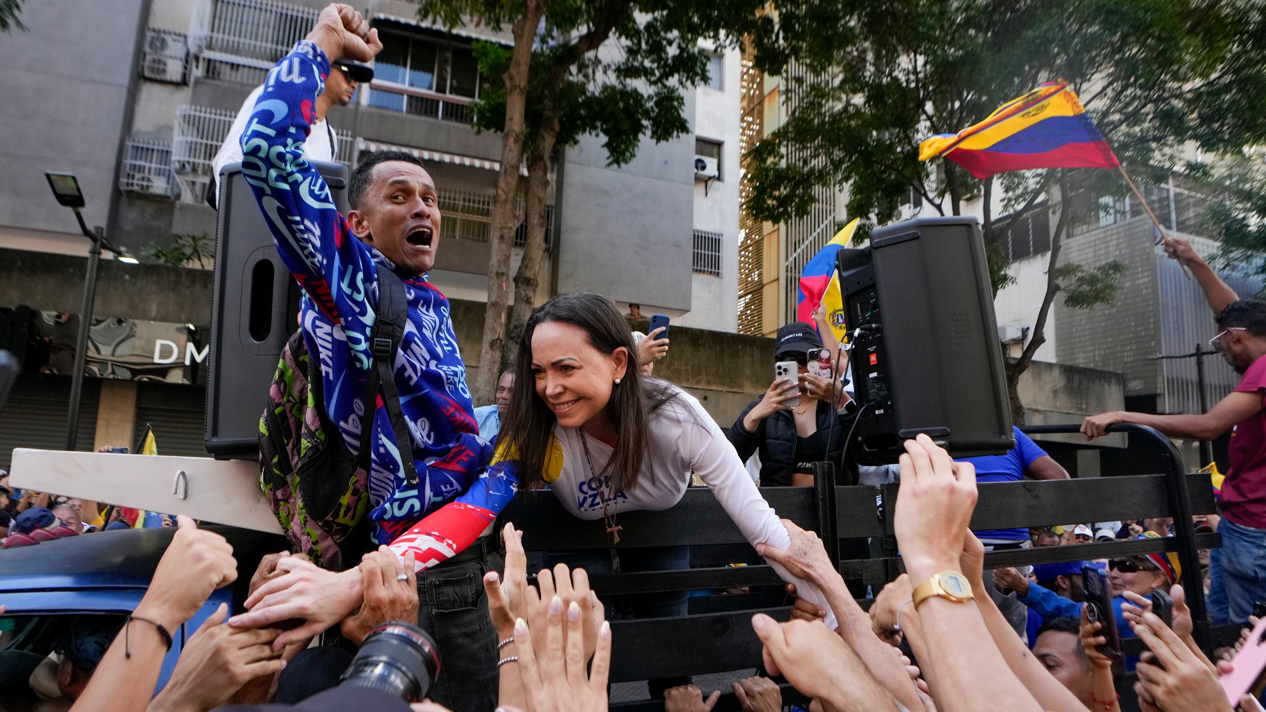 La líder opositora María Corina Machado se dirige a sus partidarios durante una protesta contra el presidente Nicolás Maduro el día antes de su investidura para un tercer mandato en Caracas, Venezuela, el jueves 9 de enero de 2025.