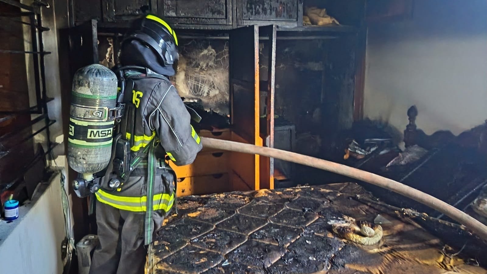 Incendio consumió parte de una vivienda en el sector Betania, norte de Quito - Fuente: Bomberos Quito