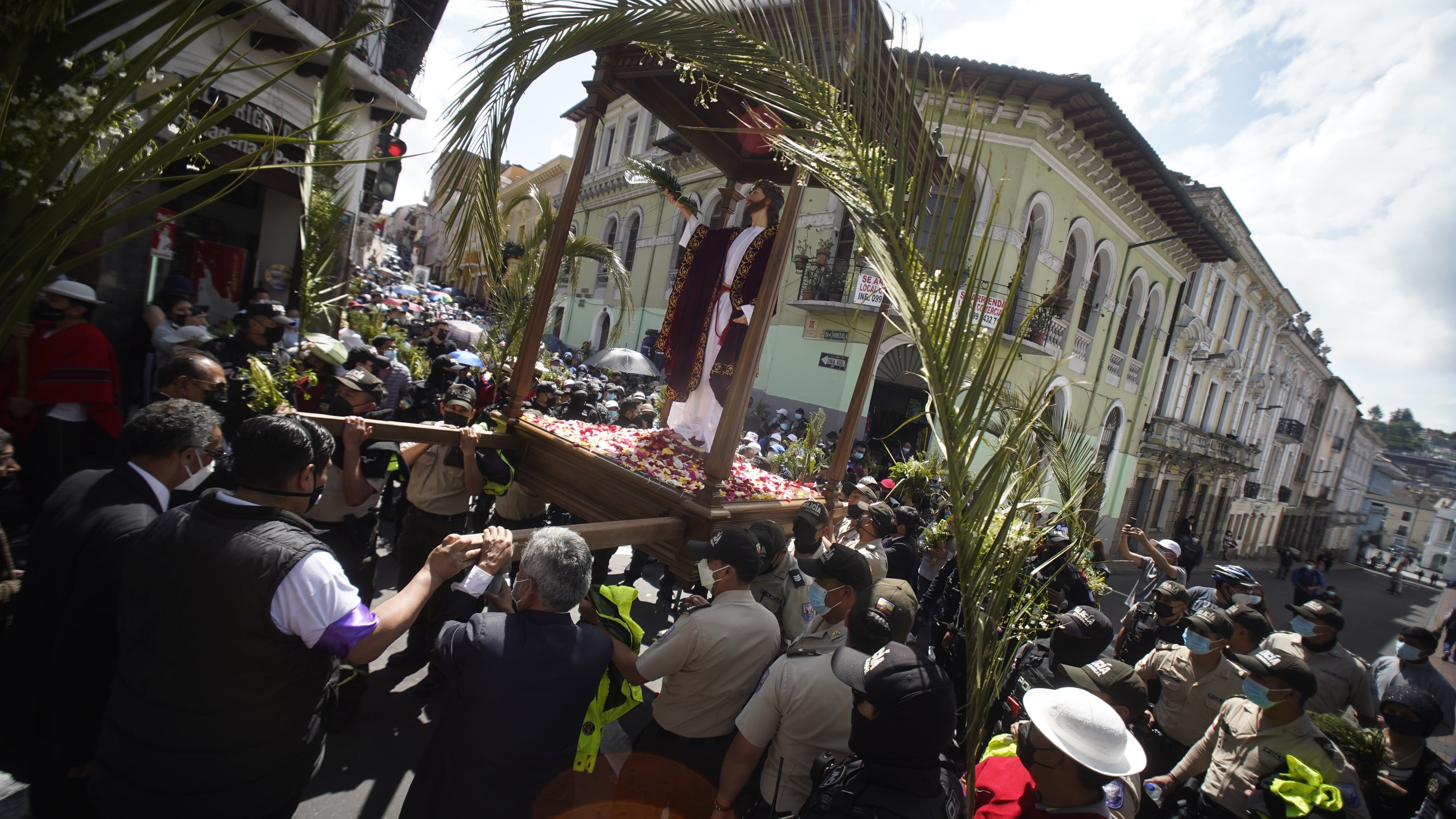 Procesión del Domingo de Ramos que sale de la Basílica del Voto Nacional hacia la Plaza de San Francisco.