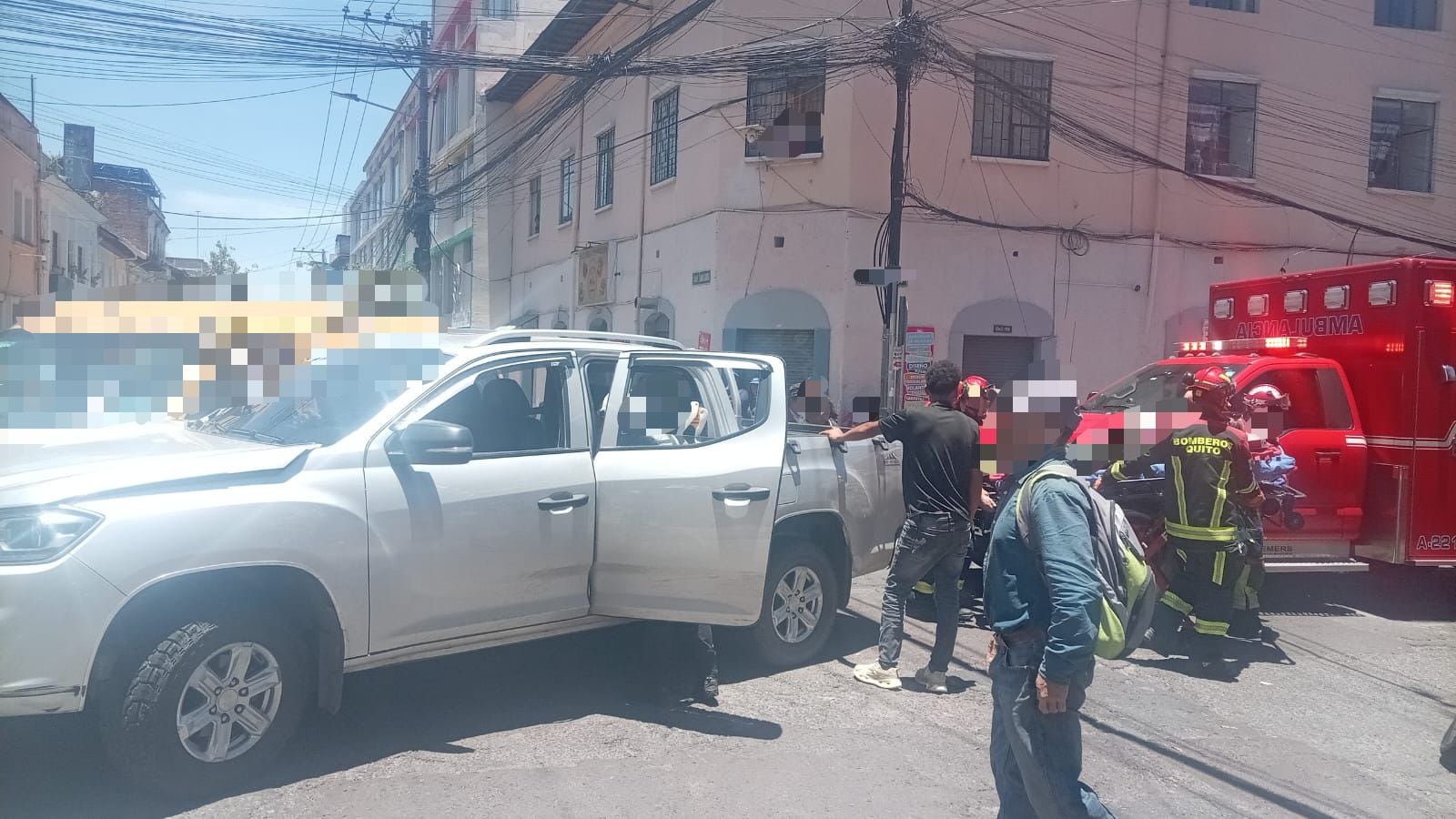 Choque entre bus y vehículo deja una persona herida en el centro de Quito