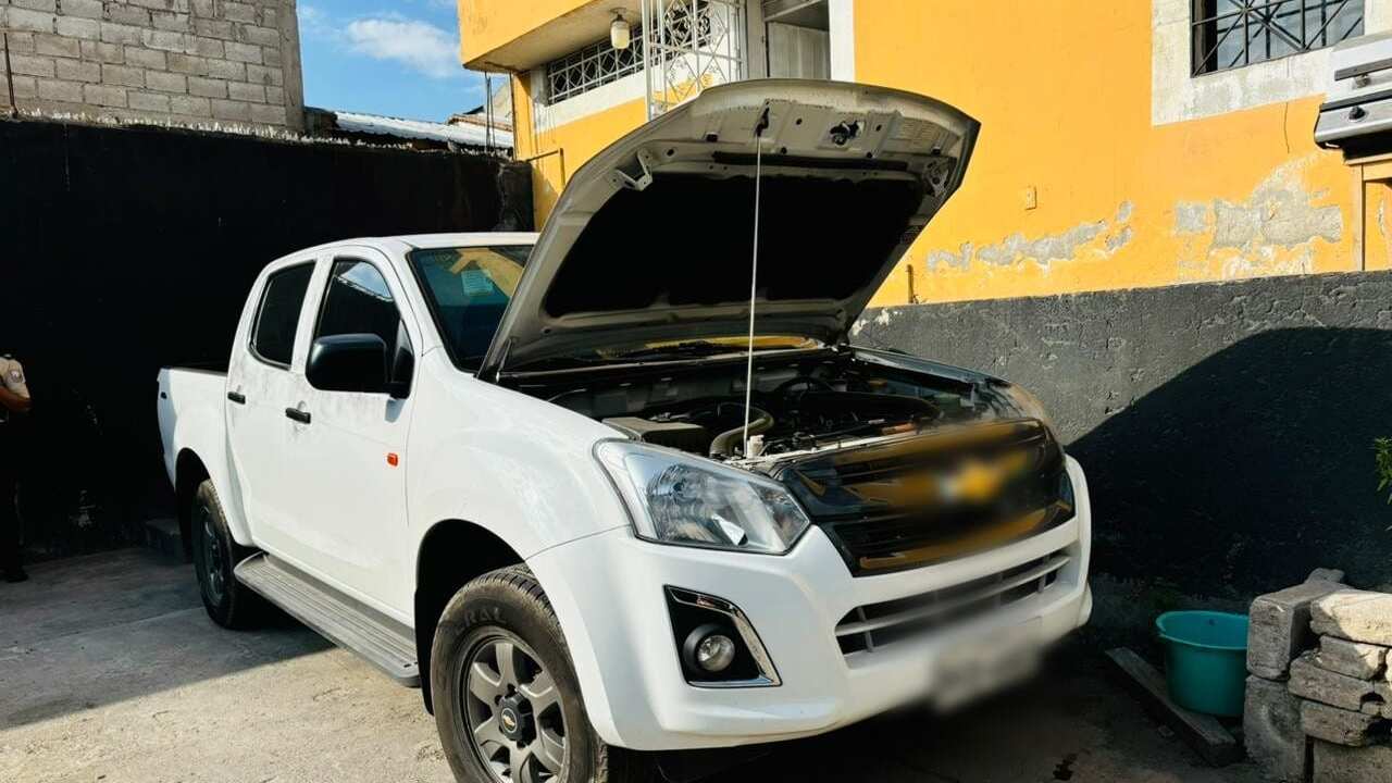 Camioneta que fue robada, fue hallada al interior de un garage en Carapungo