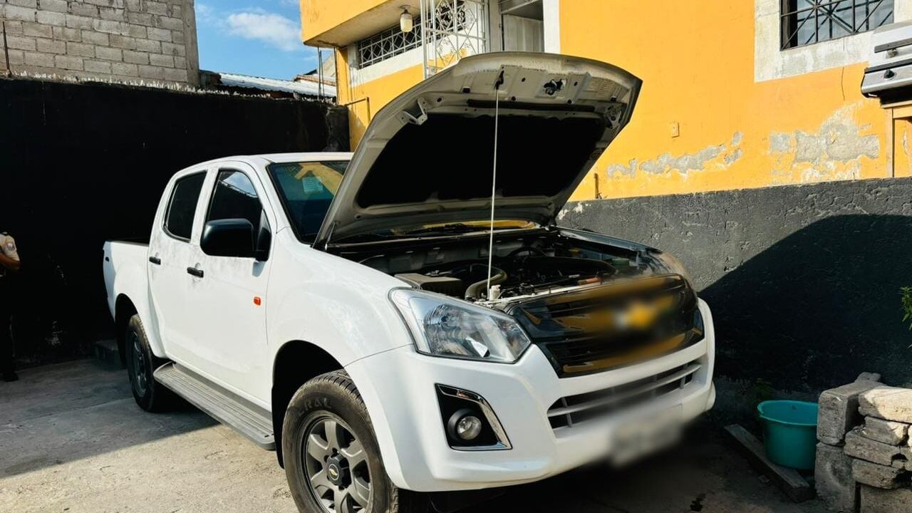 Camioneta que fue robada, fue hallada al interior de un garage en Carapungo