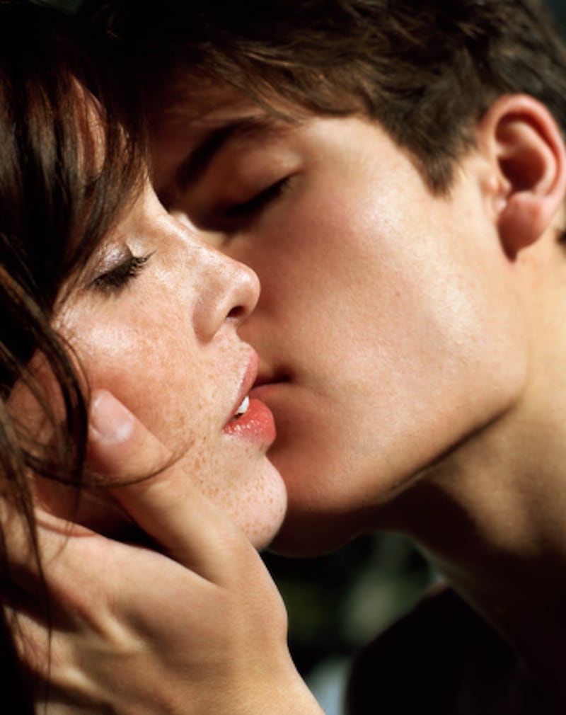 ¿Por qué un beso puede sentirse perfecto con una persona y normal con otra? La ciencia tiene la respuesta.