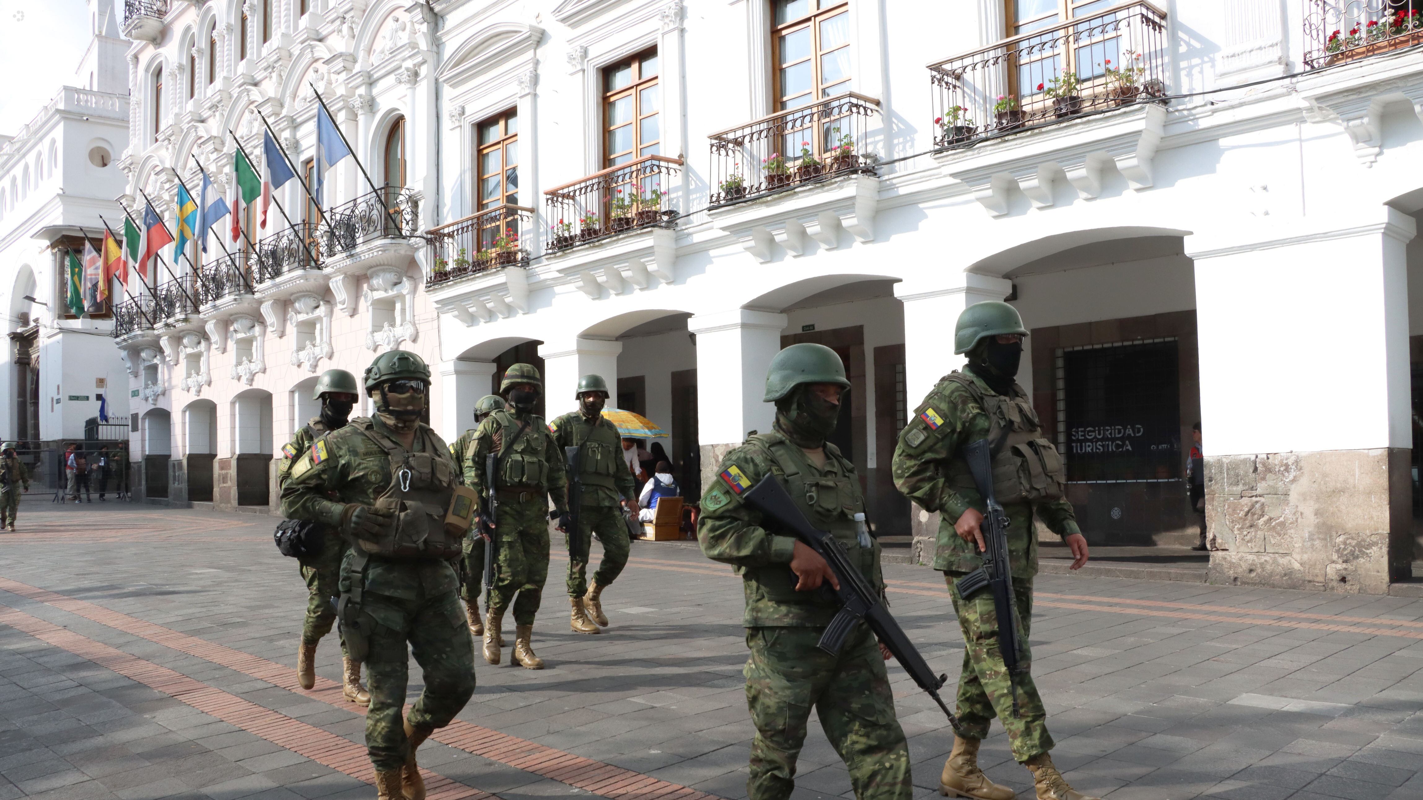 Recorrido de seguridad del equipo de combate de la Primera División de Ejército Shyris, en el sector de la Marín, San Roque, Plaza Grande, Ipiales.