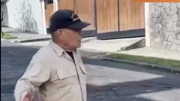 Supuesto cuidador de autos amenazó con cuchillo a un conductor que se negó a pagarle cinco dólares - Fuente: Video de X