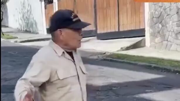 Supuesto cuidador de autos amenazó con cuchillo a un conductor que se negó a pagarle cinco dólares - Fuente: Video de X