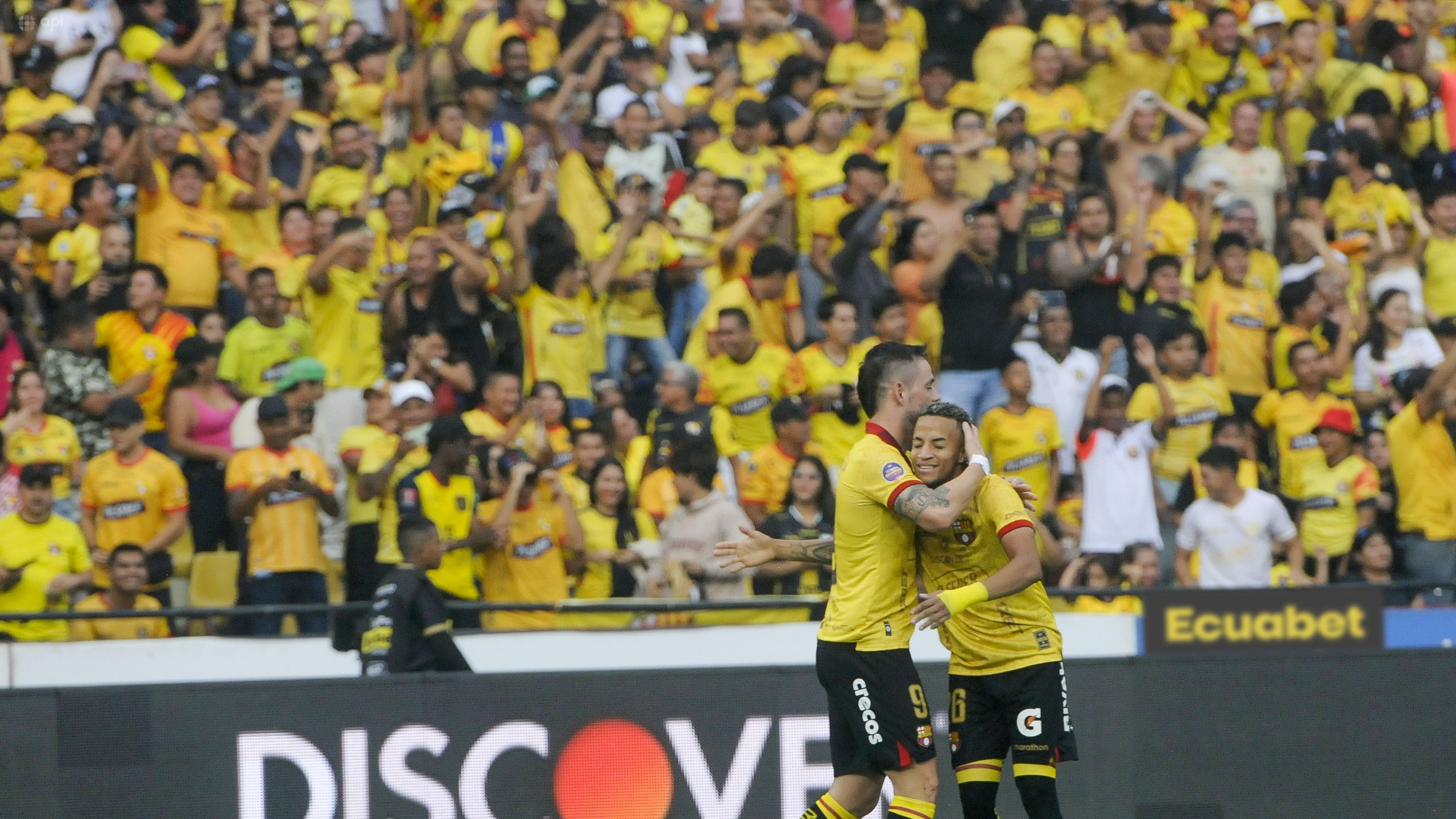 Octavio Rivero festeja su gol con Barcelona SC