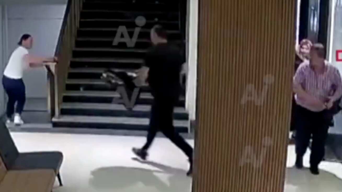 ¡Horror en Turquía! Hombre irrumpe en el trabajo de su exesposa y la asesina con una escopeta - Fuente: Video de X