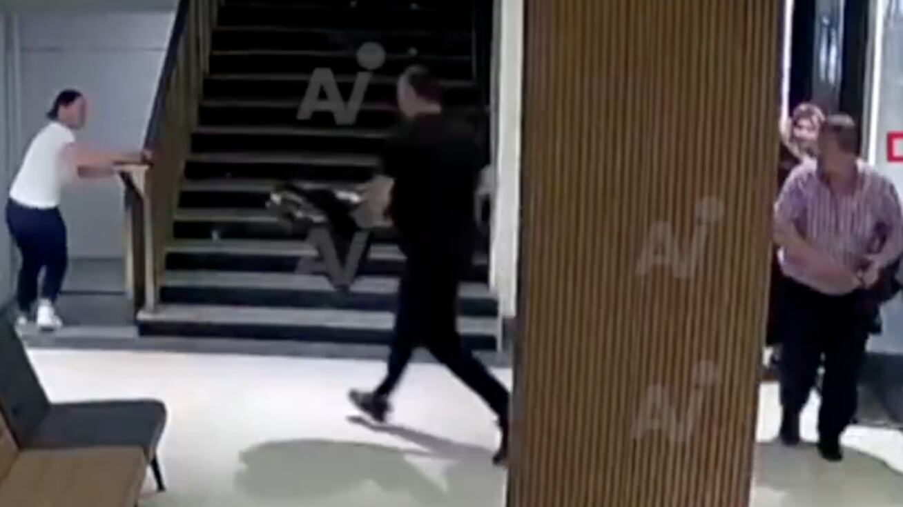 ¡Horror en Turquía! Hombre irrumpe en el trabajo de su exesposa y la asesina con una escopeta - Fuente: Video de X