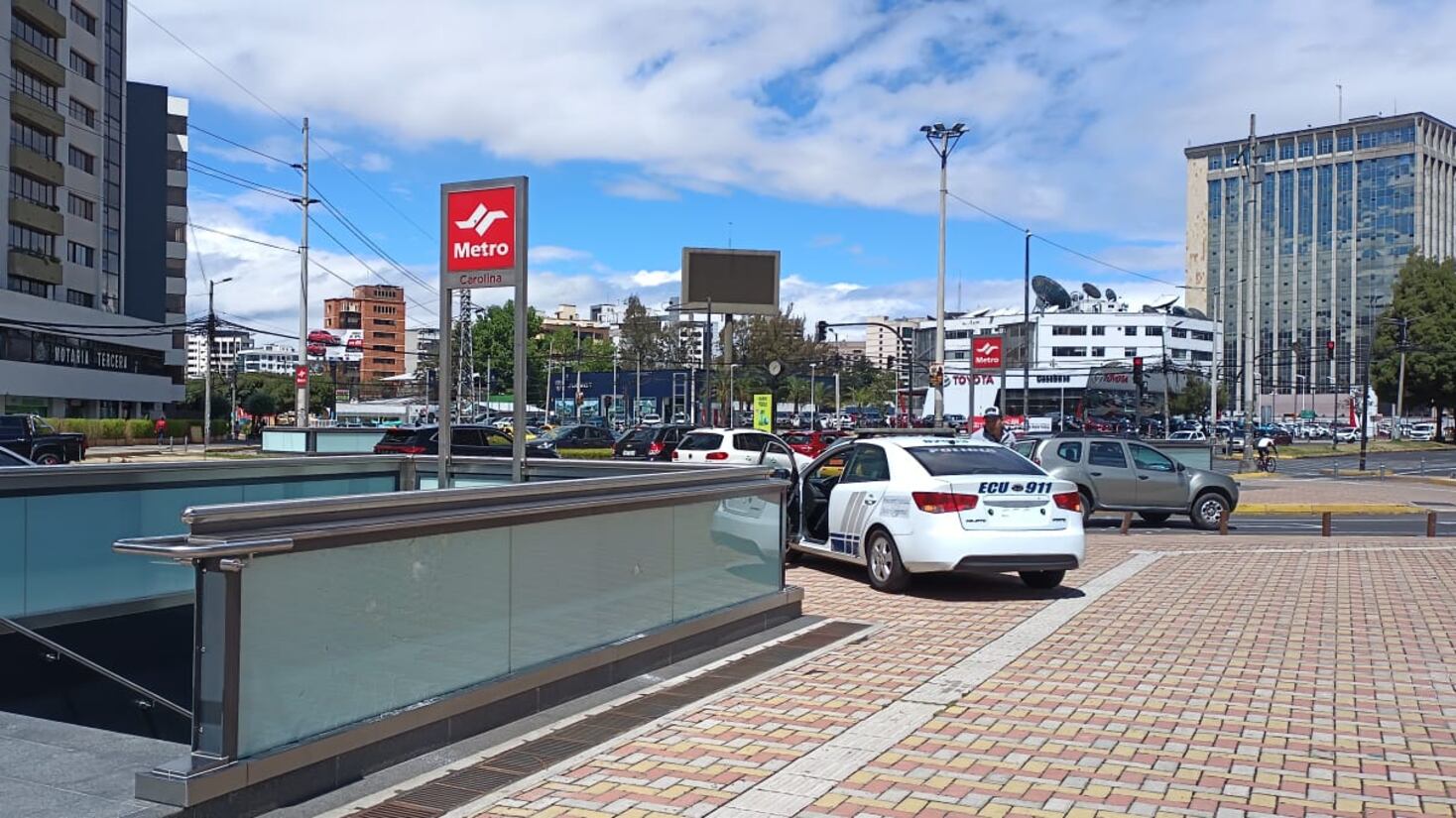 Daños a acceso de la parada del Metro de Quito
