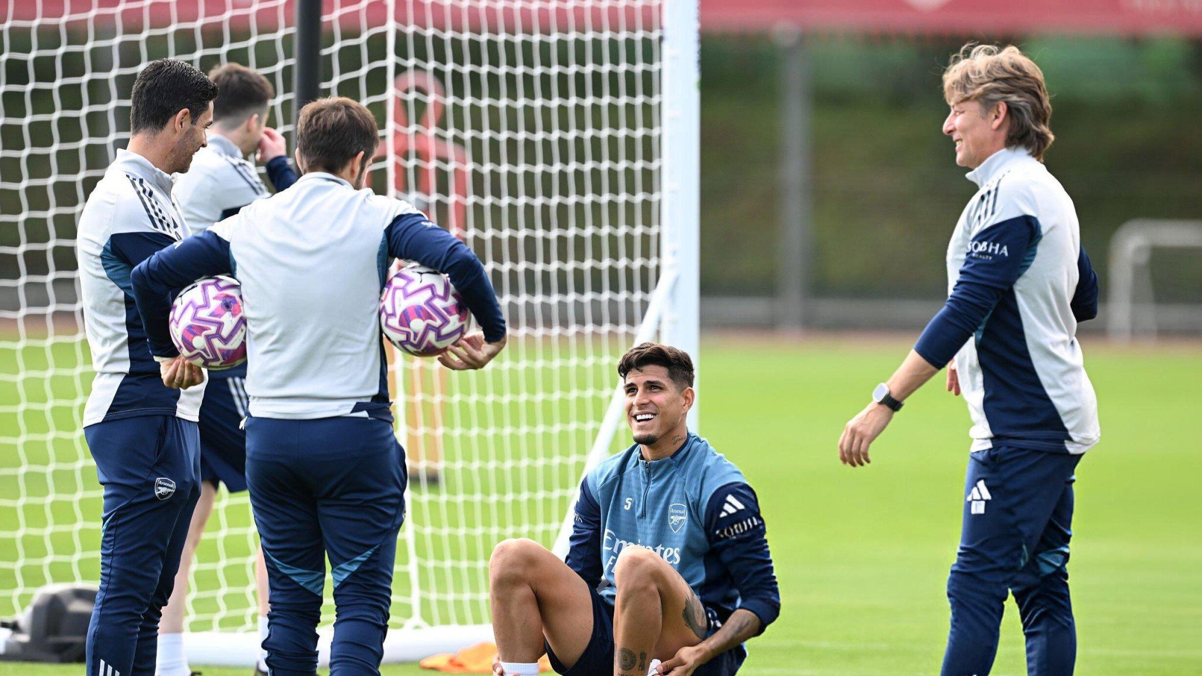 Piero Hincapié con el cuerpo técnico del Arsenal en Londres