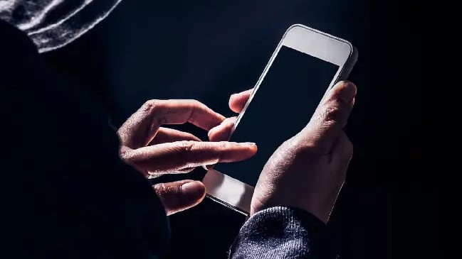 Pasajeros frustraron robo de celular a una mujer en bus de Quito; Fiscalía procesó al sospechoso, un adolescente