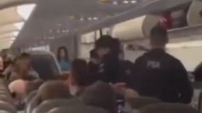VIDEO: Mujer mordió a un oficial de policía tras negarse a pagar el exceso de equipaje en un avión - Fuente: Video de X