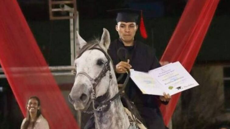 Estudiante llegó en caballo a su graduación: Su fiel amigo lo acompañó todo su ciclo escolar