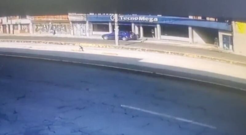 Tres policías motorizados llegaron al lugar y procedieron a interceptar primero a Christian Lara.